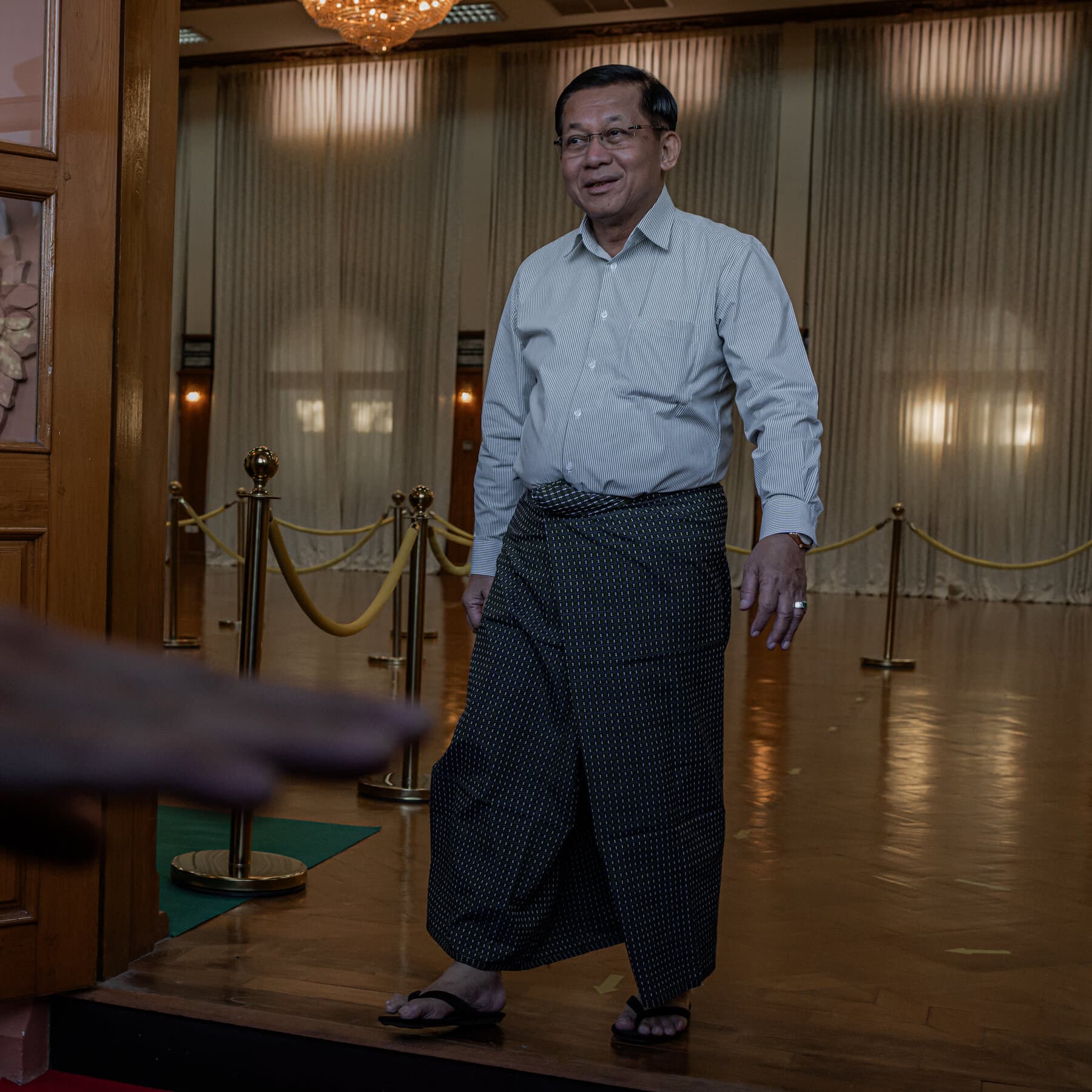 Myanmar: La Toga del General y el Velo de la Farsa Democrática