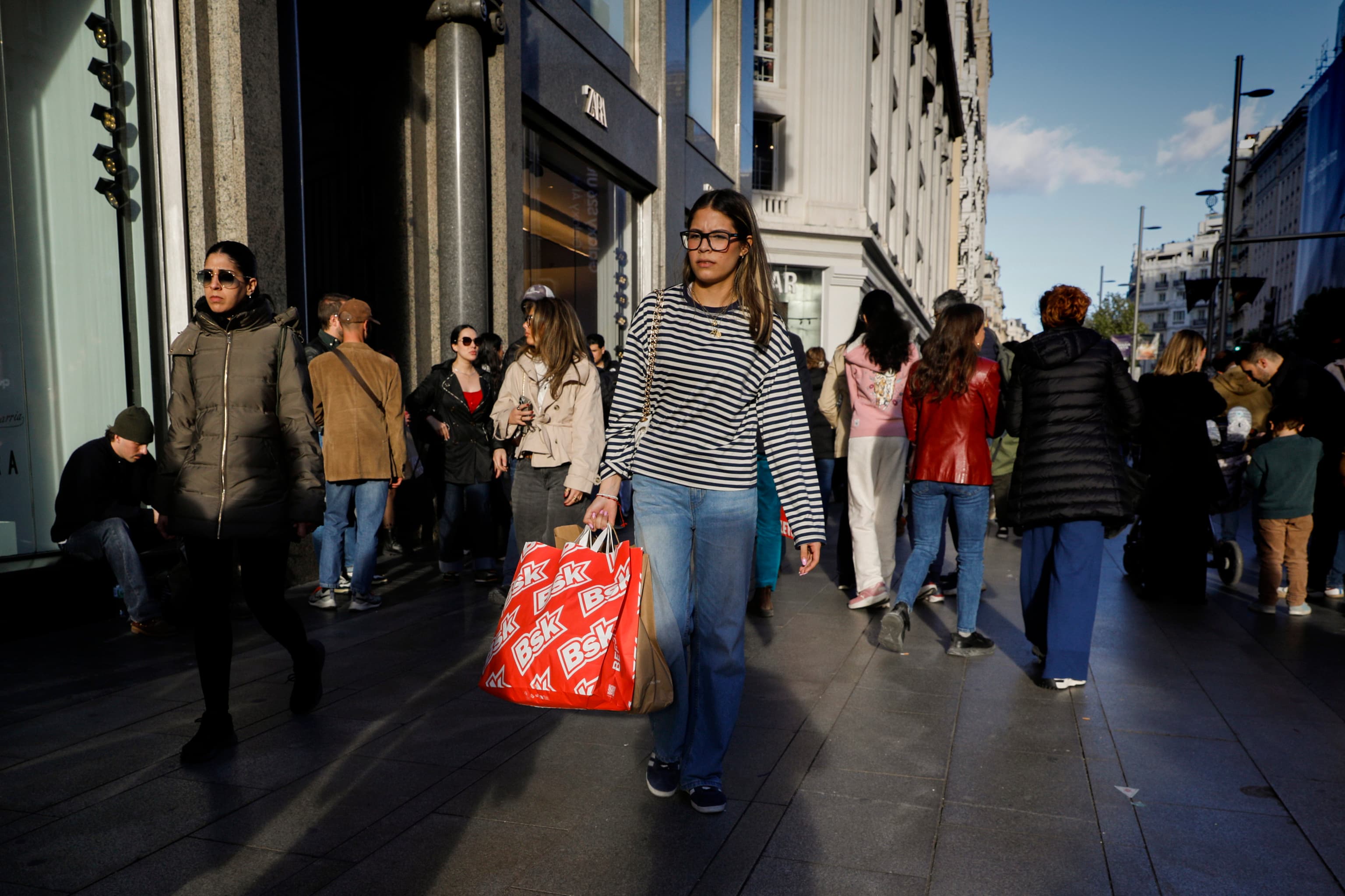 Las familias españolas reducen su ahorro y se endeudan a niveles de 2008 por la inflación